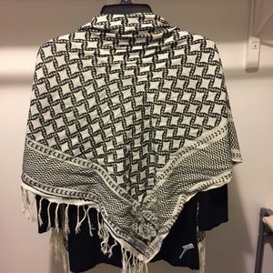 ISO! Square scarf black and cream, as pictured!!!